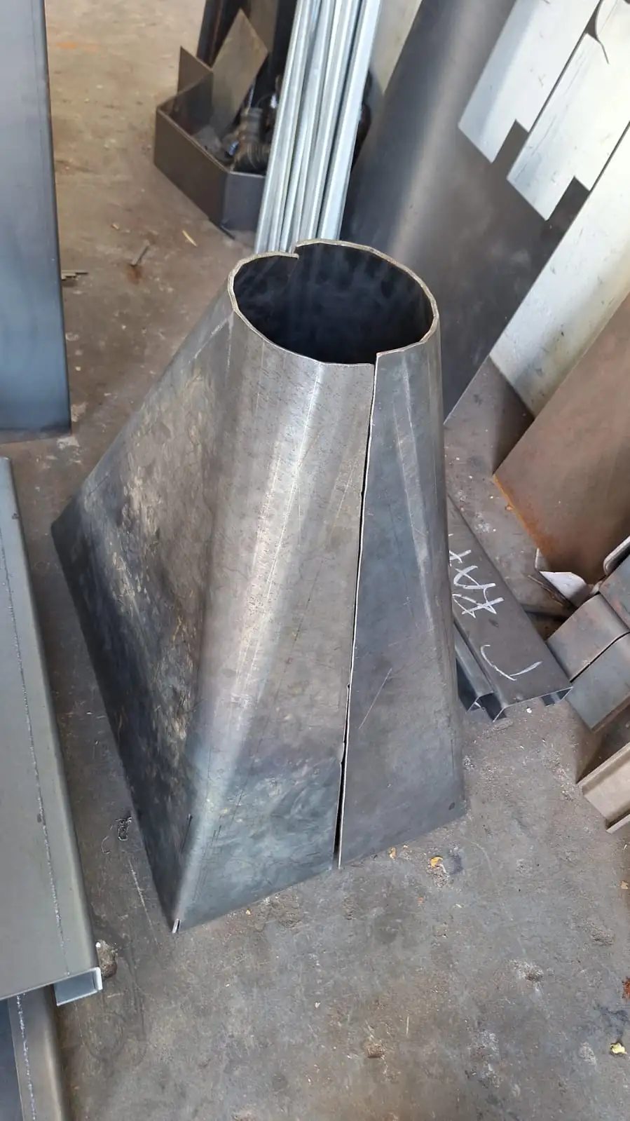 Peça de transição de base quadrada para boca redonda, feita em chapa de aço dobrada e calandrada, na Central do Aço em São José do Rio Preto